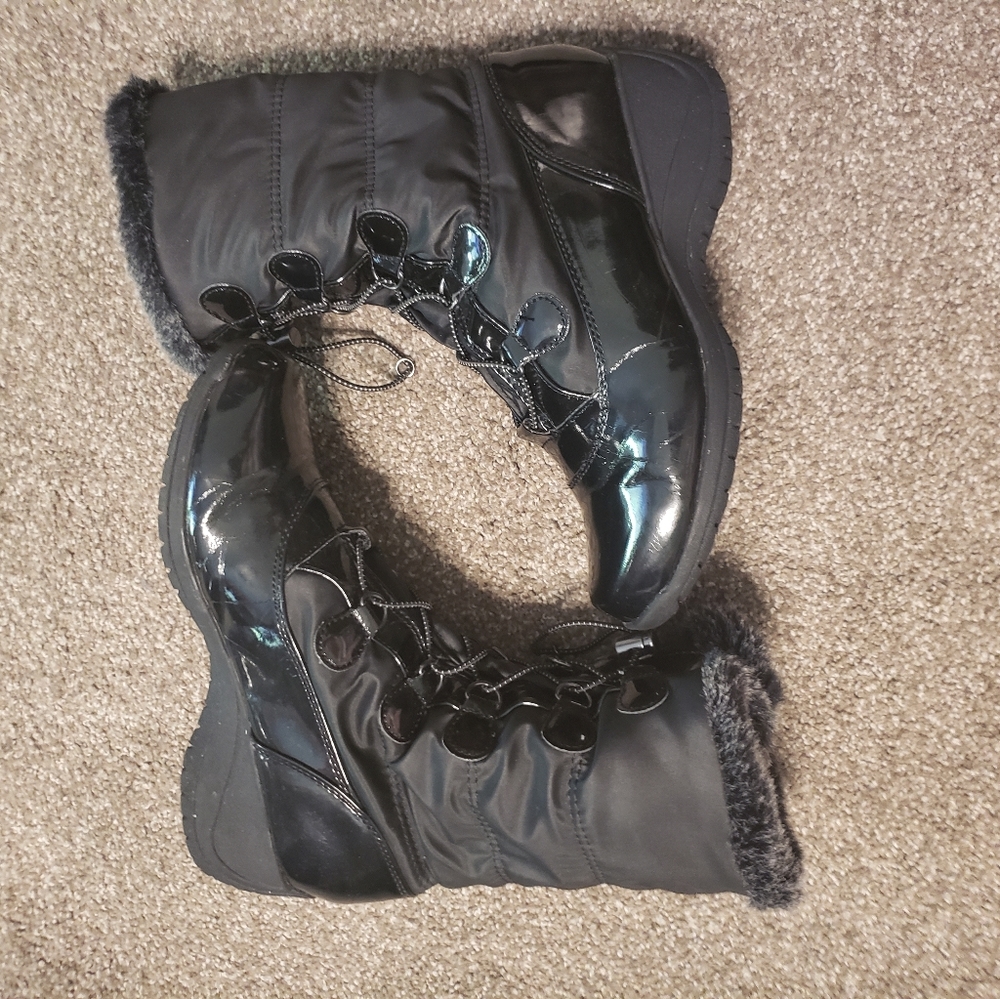 WORN ONCE BLACK KHOMBU SIZE 8 SNOWBOOTS